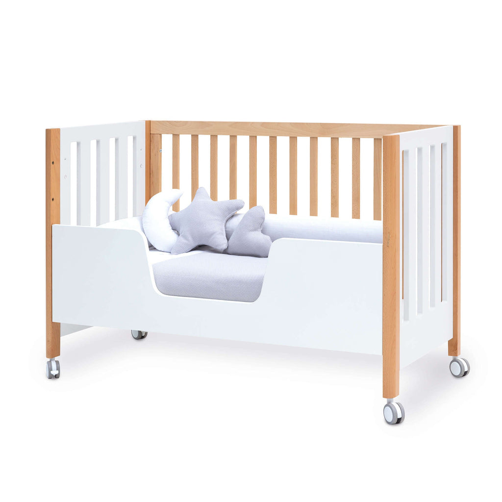 Cuna-cama de bebé en madera y blanco con barandilla