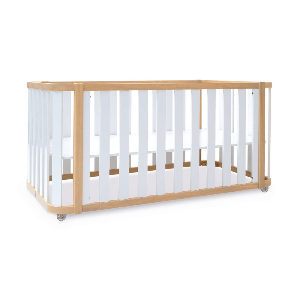 Cuna en blanco y madera con ruedas de 70x140 cm para bebés