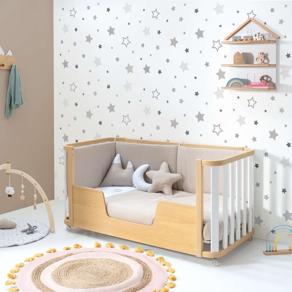 Cuna-cama Montessori para habitación de bebé en blanco y madera