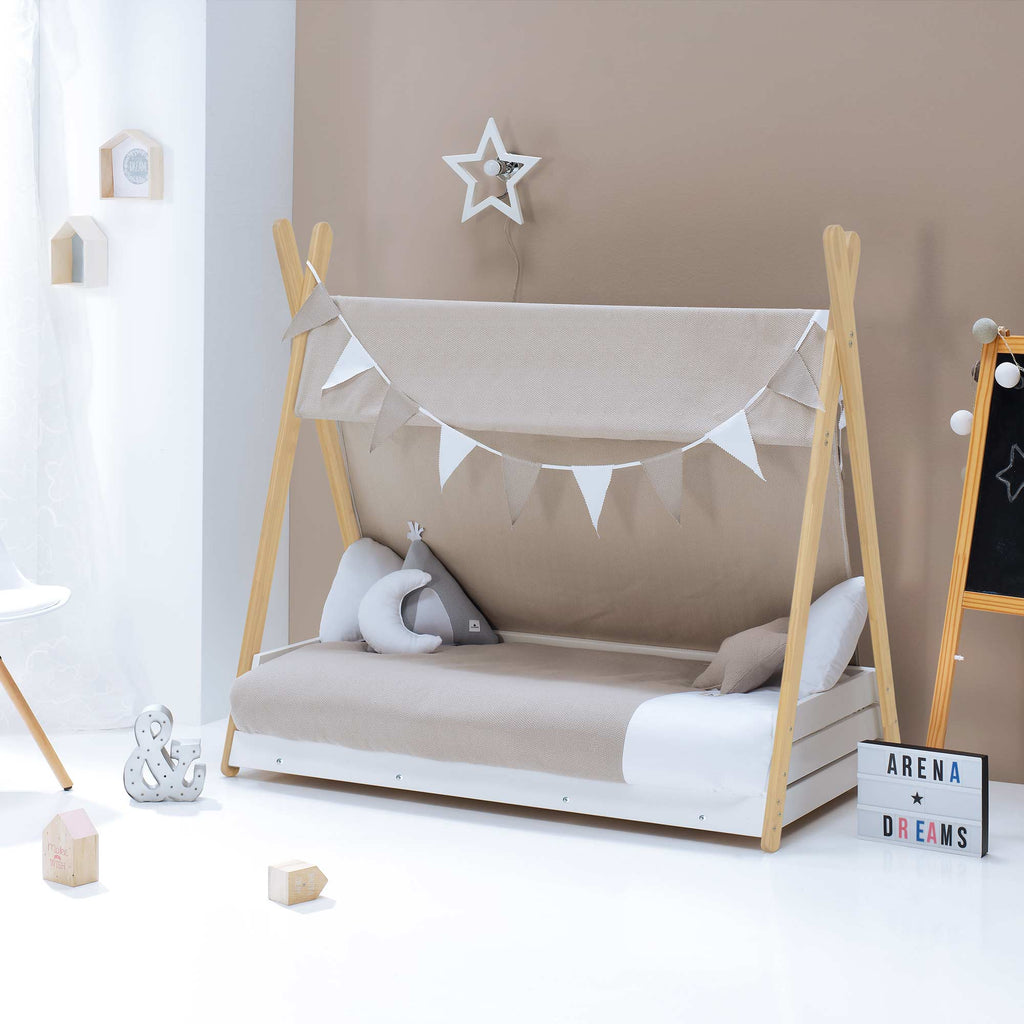 cama montessori con forma de cabaña hecha con madera