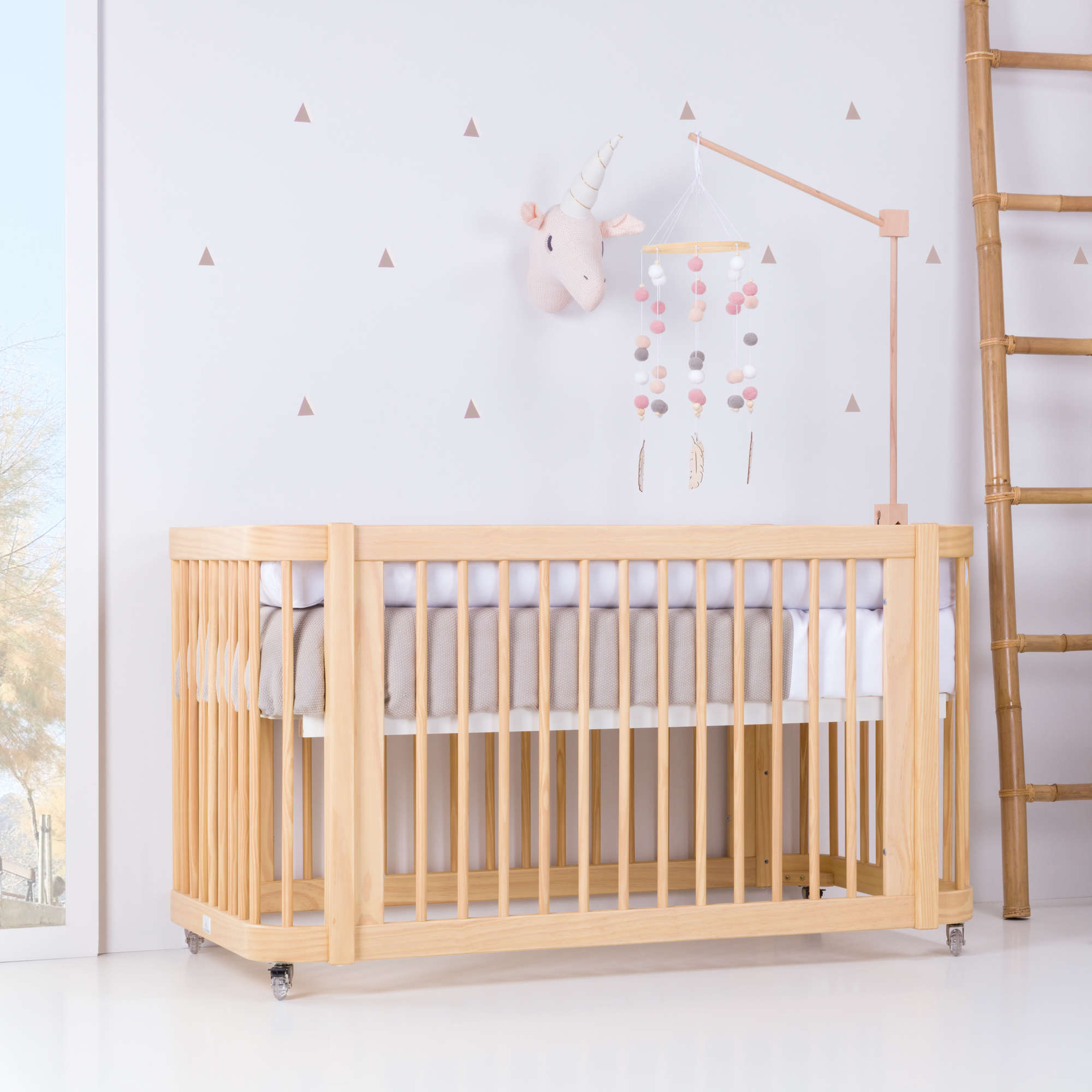 Alcube Cuna para bebés Ajustable 70x140 cm Toni en Madera, barandas  deslizables y colchón con cajón en Color Natural : : Bebé