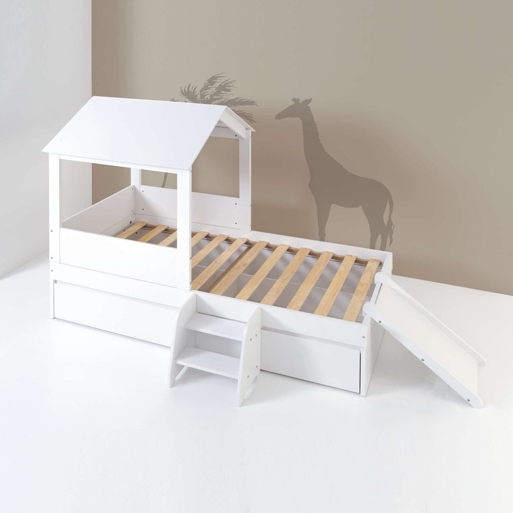 Cama compacta infantil tipo tren, con tobogá!n y escalera, con somier de lamas